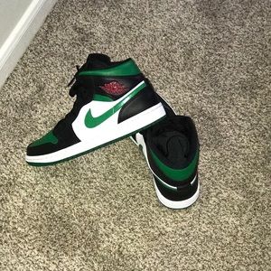 Mid Jordan 1s